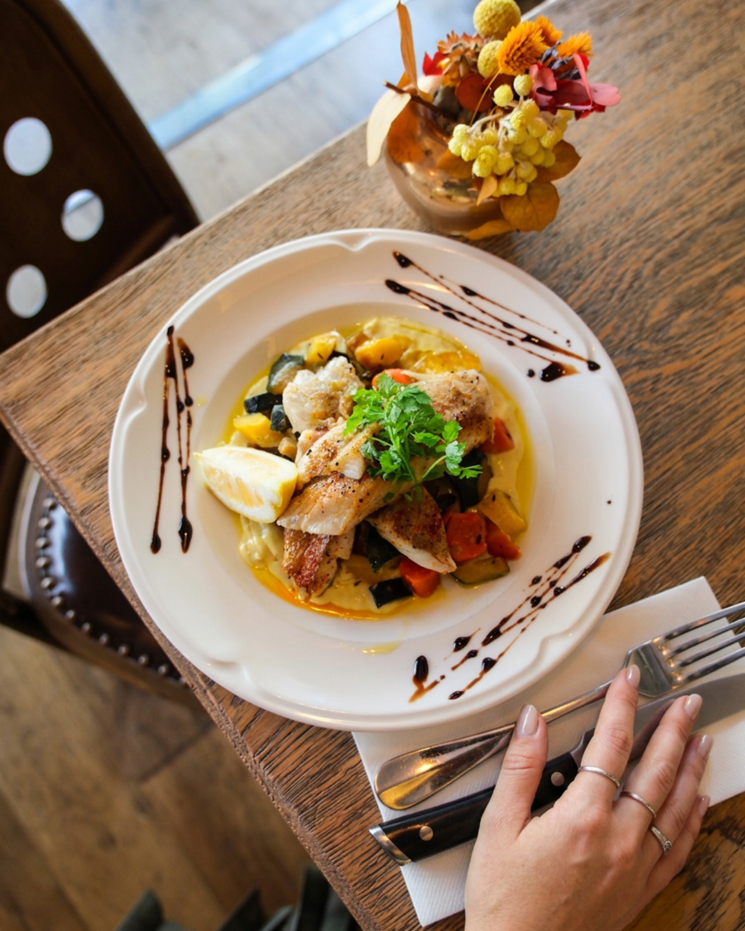Assiette de poisson, légumes et citron servie aux Affranchis